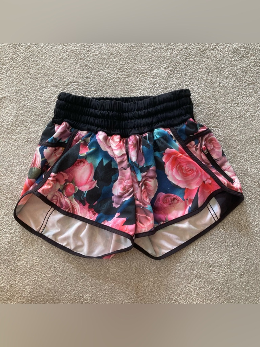 Lululemon Tracker Short II - Secret Garden/Black
